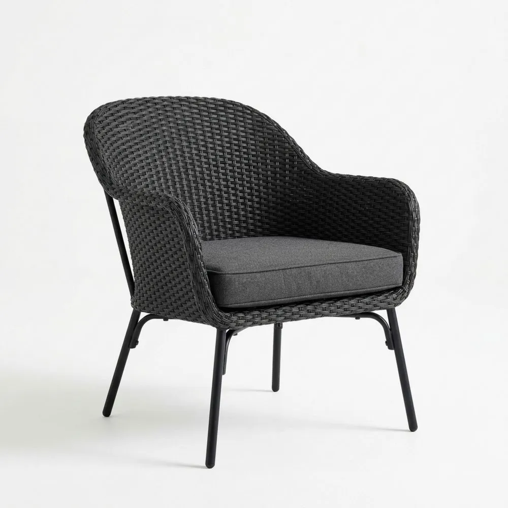 Silla de ratán sintético negro con cojín gris