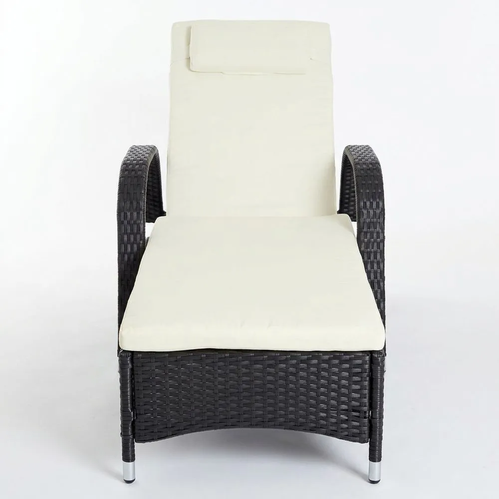 Sillón reclinable con cojín de poliuretano tejido en color crema, de ratán sintético