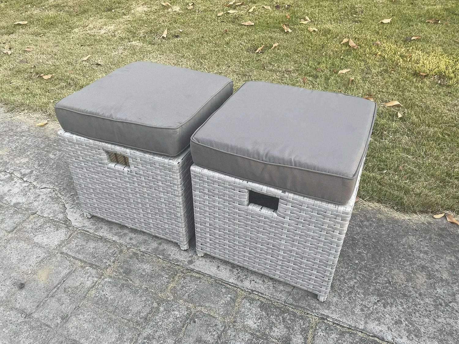 Zweiteiliges Outdoor-Fußhocker-Set in Hellgrau aus Polyrattan