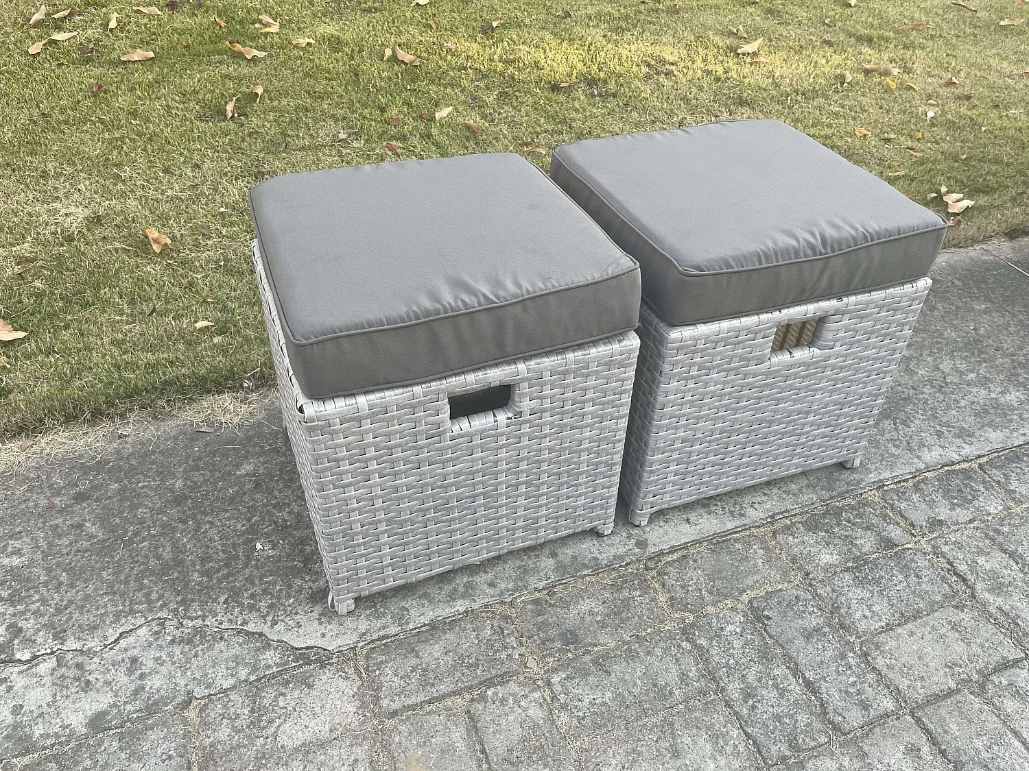 Zweiteiliges Outdoor-Fußhocker-Set in Hellgrau aus Polyrattan