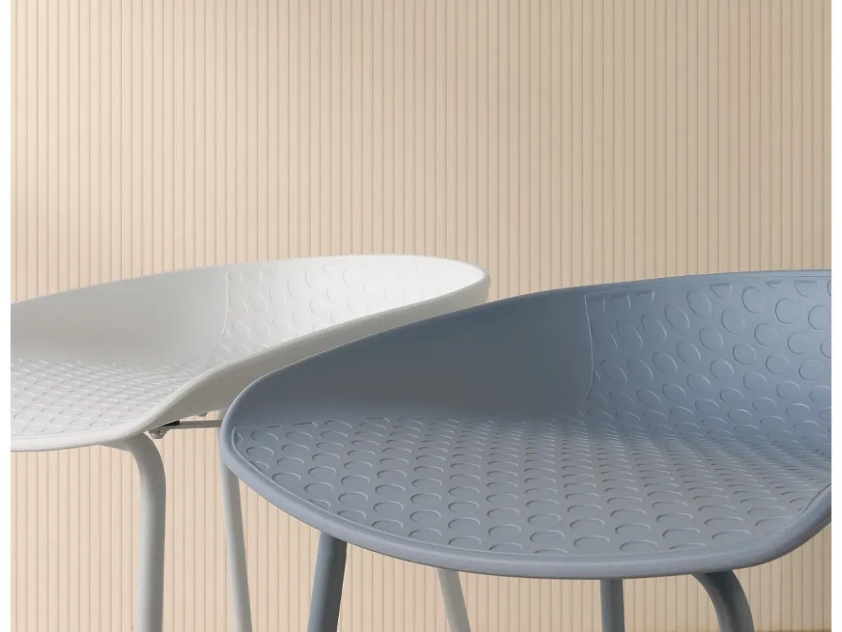 Moderne Kunststoffhocker mit stabilen Metallbeinen, 2er-Set