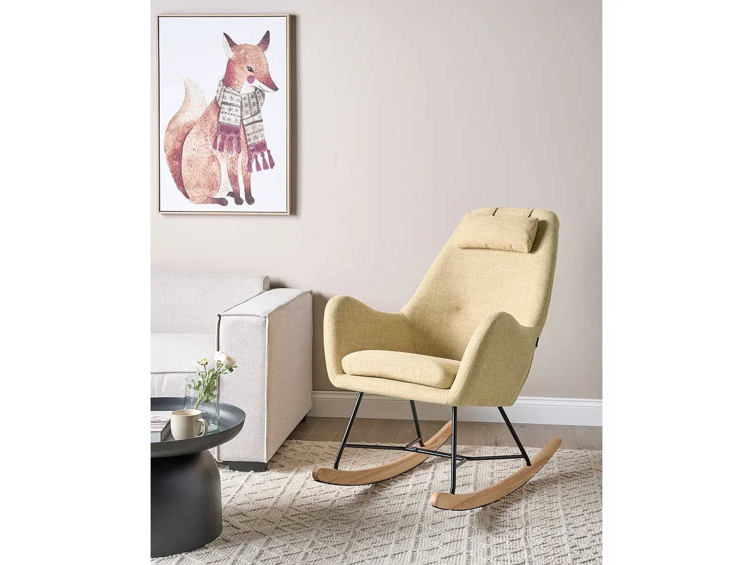 Bequemer gelber Schaukelsessel mit Polsterung