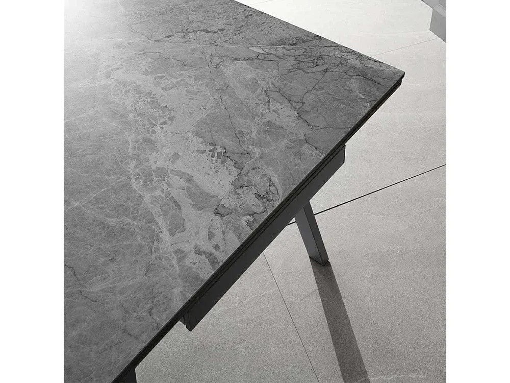 Moderner Esstisch mit grauer Marmoroberfläche