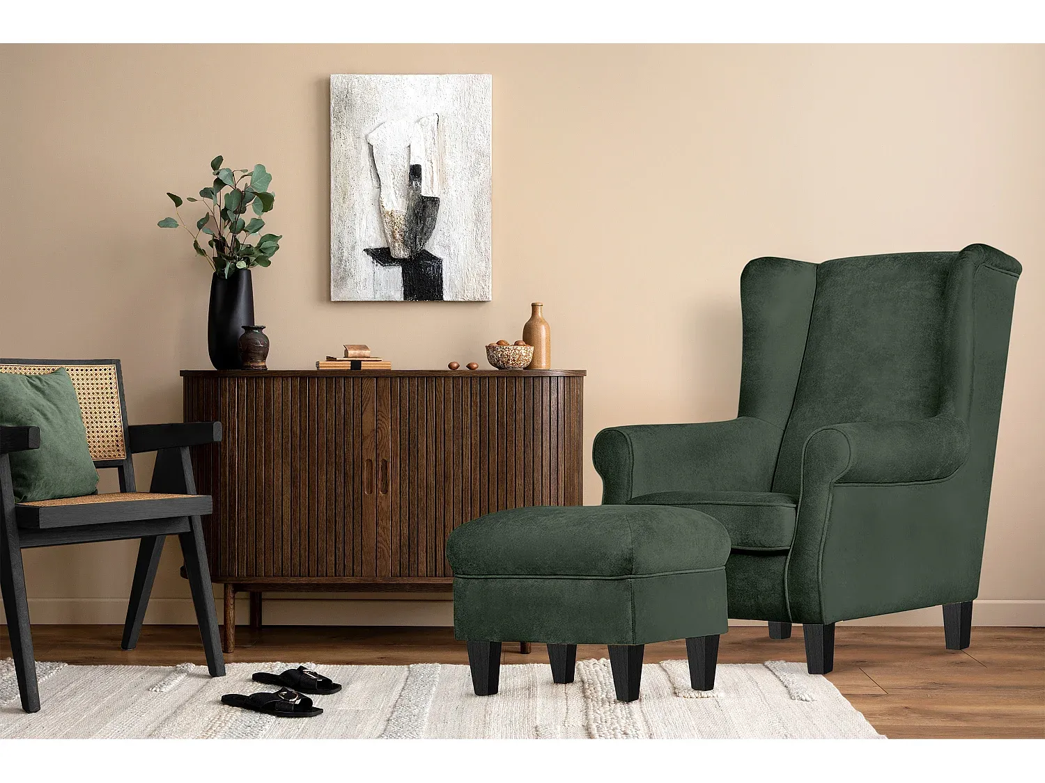 Gemütlicher Ohrensessel mit Hocker in Grün
