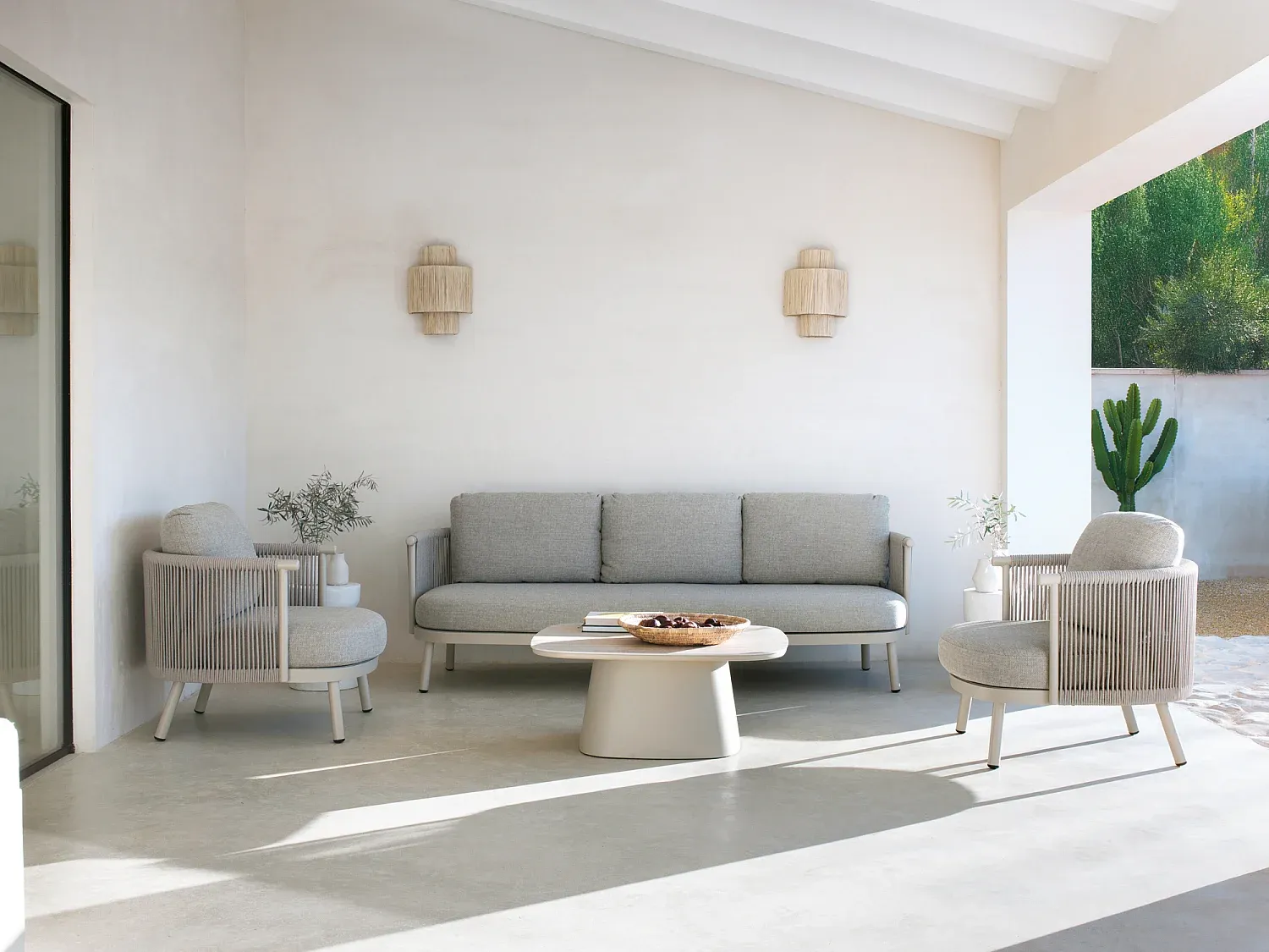 Moderner Couchtisch aus Aluminium mit Travertin-Keramikplatte