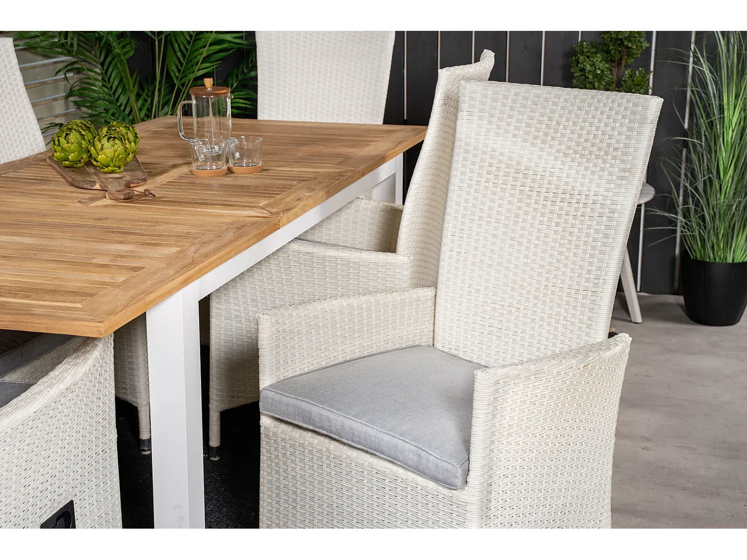 Verstellbarer Gartenstuhl mit Armlehnen und Kissen, weiß-grau