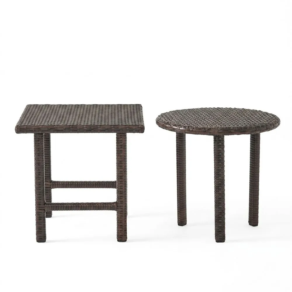 Un conjunto de dos mesas auxiliares de jardín de ratán sintético marrón.