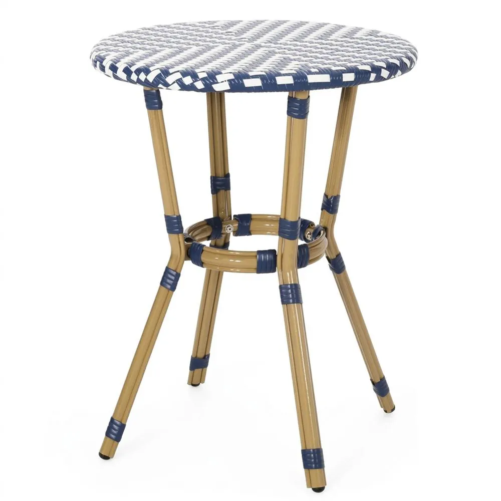 Una mesa redonda de aluminio combinada con un piano de ratán.