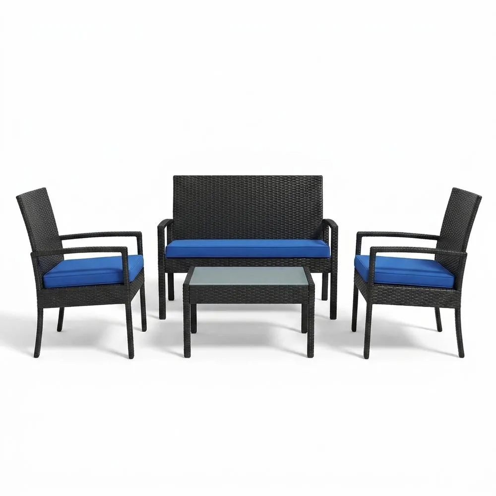 Conjunto de muebles de ratán sintético negro con cojines azules y una mesa de cristal templado.
