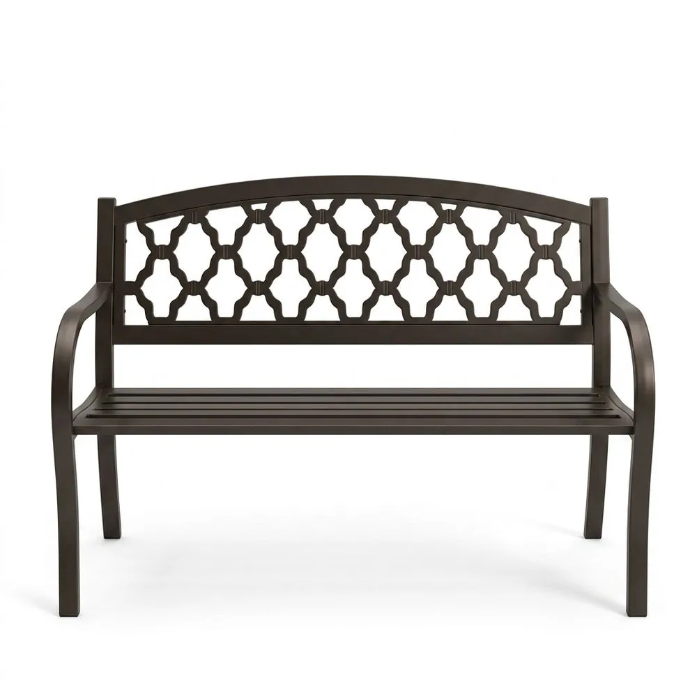 Banco de aluminio marrón decorado con motivos geométricos.