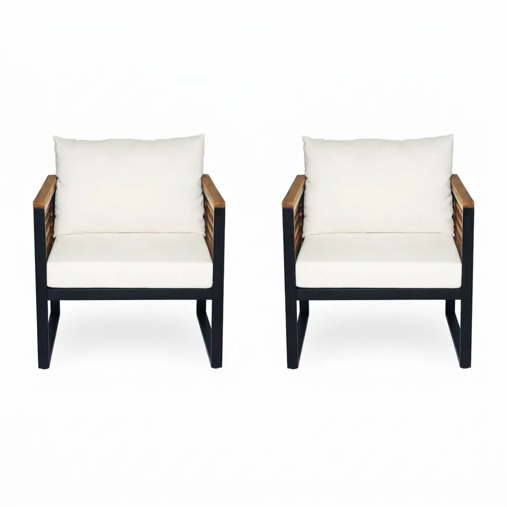 Un conjunto de dos sillas auxiliares de aluminio con respaldo de teca y cojines color crema.