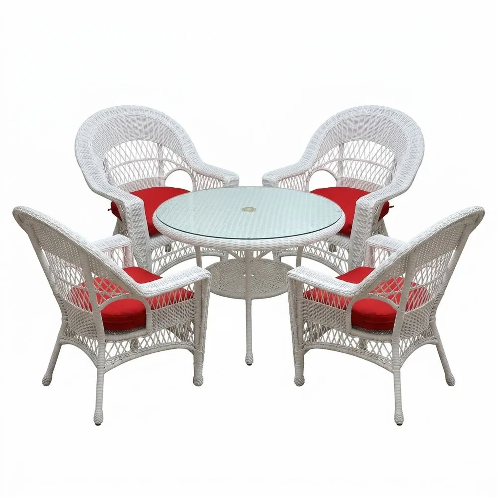 Conjunto de muebles de jardín de ratán blanco, con cristal y cojines rojos.