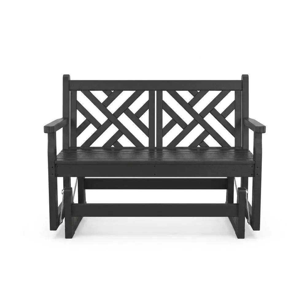 Panchina sobre árboles de eucalipto negro, decorada con sarga.