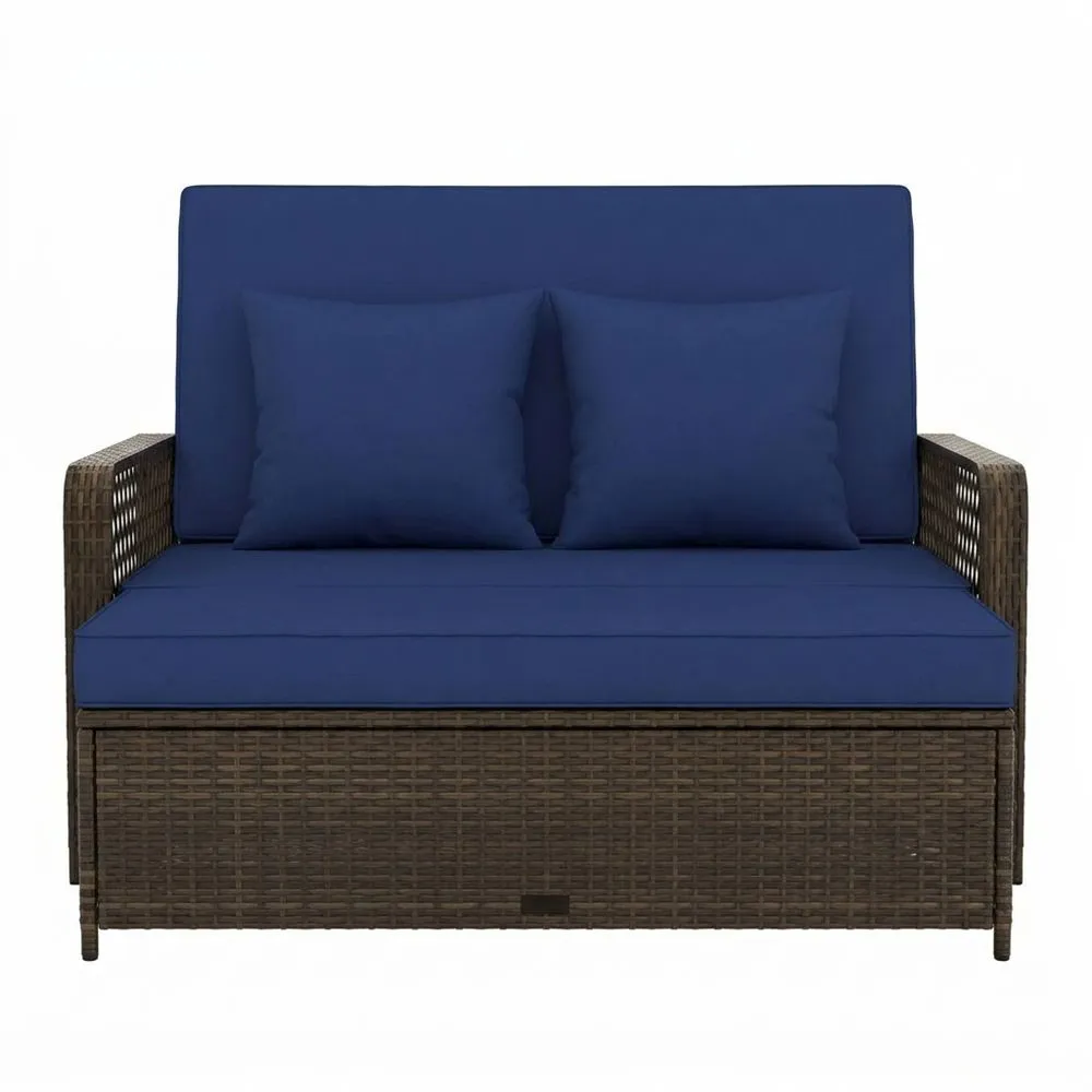 Sofá de exterior de ratán sintético y cojines de poliéster azul.