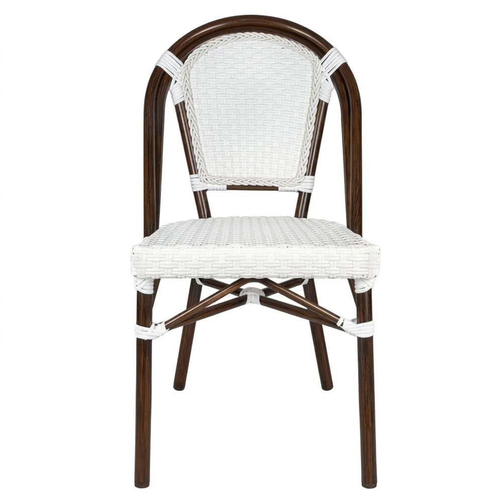Silla blanca de imitación de ratán con estructura de acero marrón.