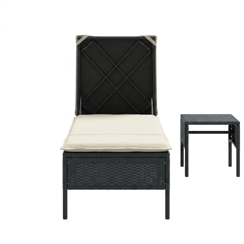 Tumbona y mesa de ratán sintético PE negro con cojines beige.