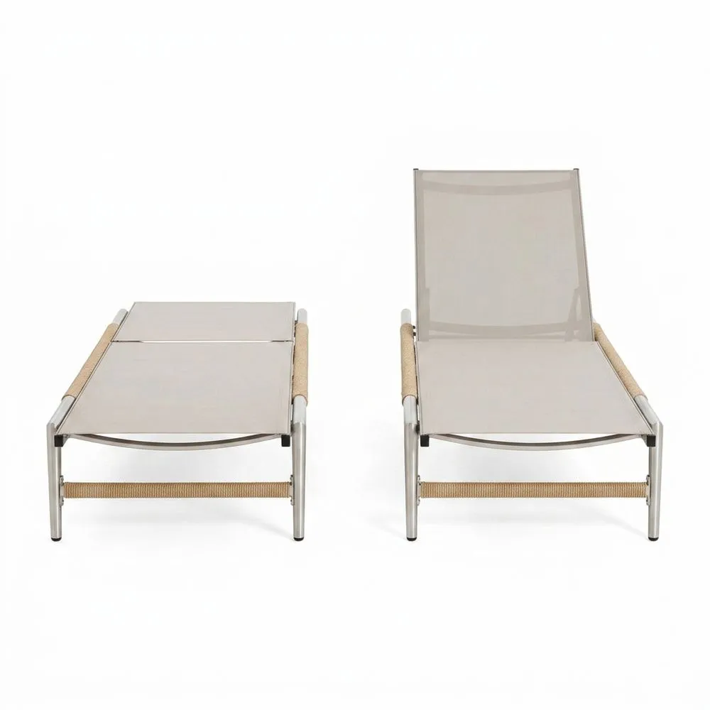 Dos tumbonas de jardín con estructura de aluminio y tejido de malla beige.