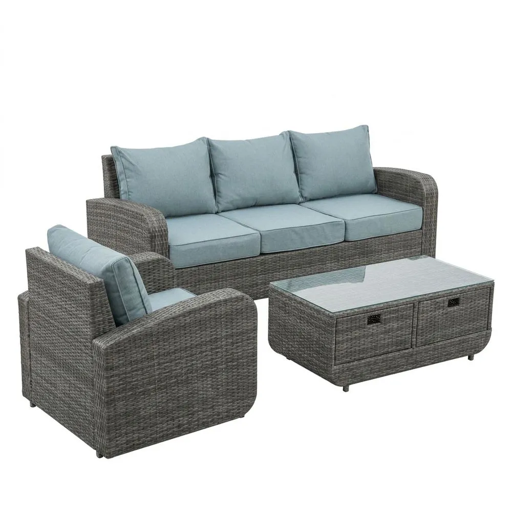 Conjunto de sofás de ratán sintético gris con cojines azul claro y una mesa de cristal templado.