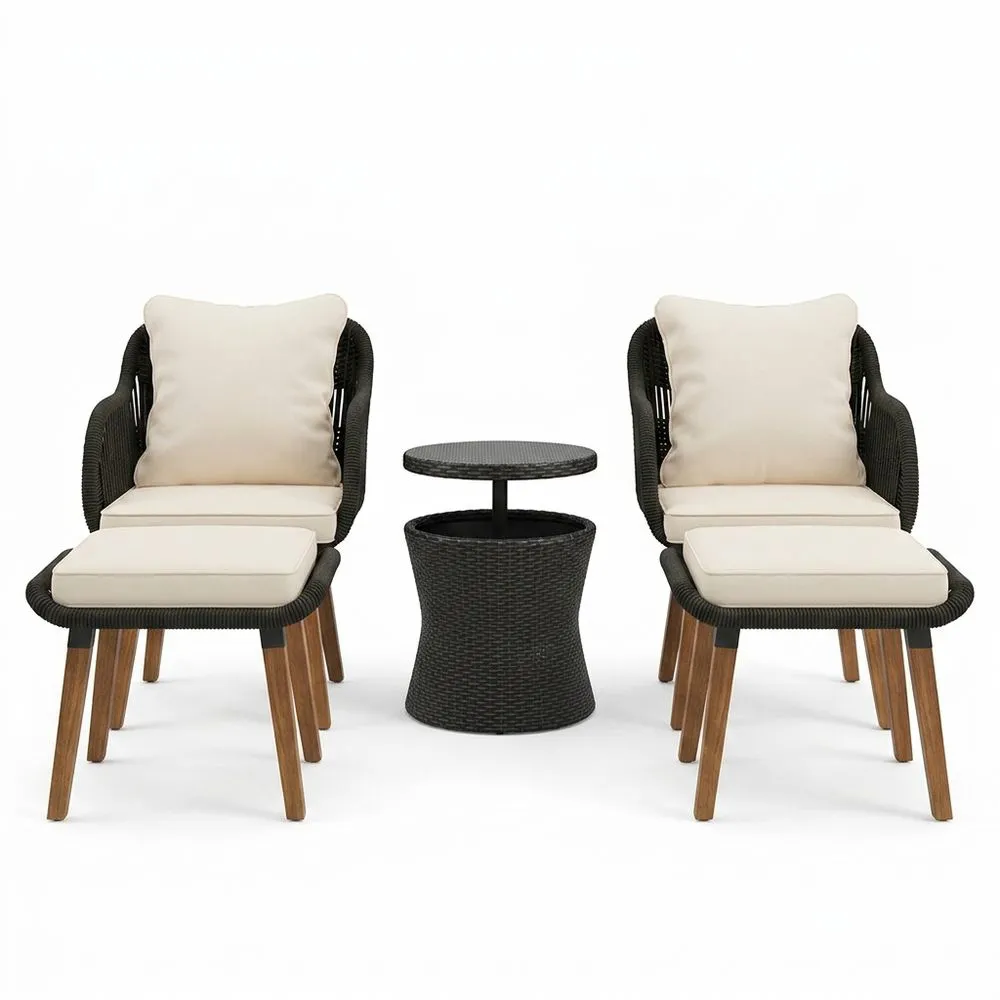 Conjunto de muebles de jardín de ratán negro con cojines beige.