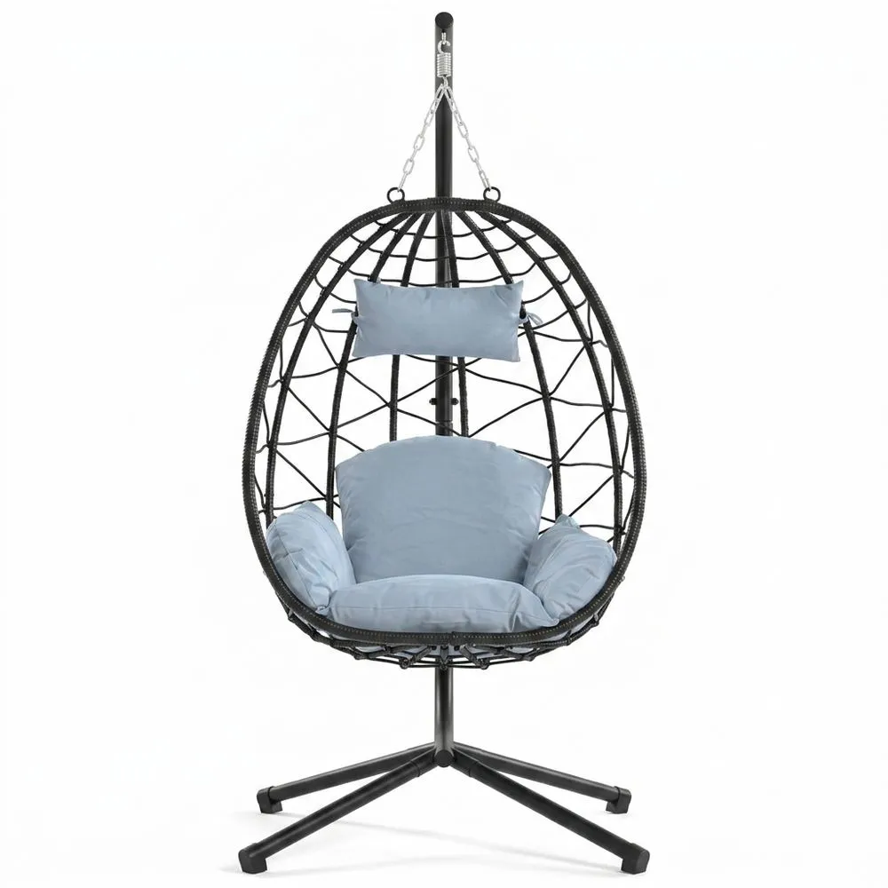 Silla colgante de ratán artificial con cojines de algodón azul.