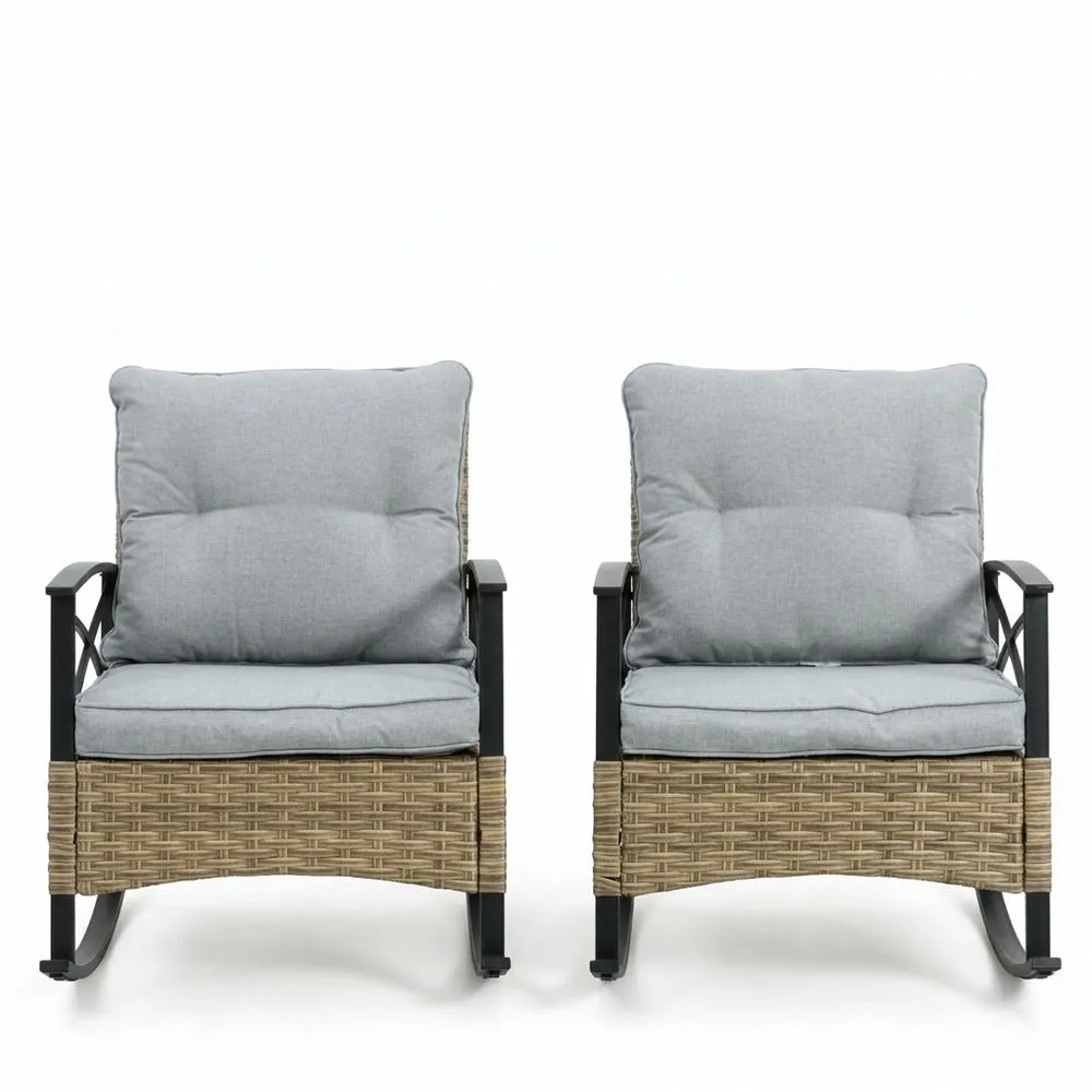 Dos conjuntos de sillones de exterior, fabricados en ratán sintético, con estructura de aluminio y cojines de asiento grises.