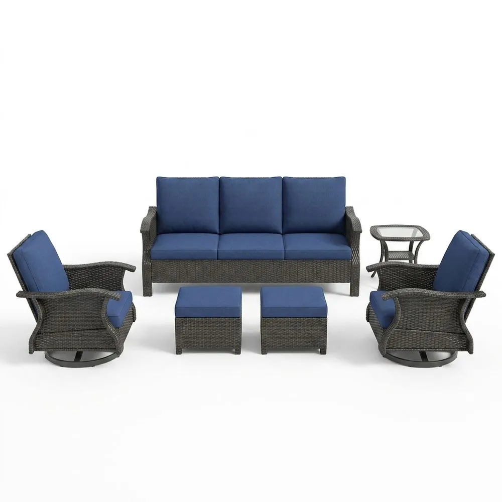Conjunto de muebles de jardín de ratán con cojines azules, sofá, sillas y mesa.