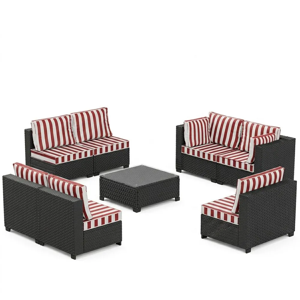 Conjunto de sofás de ratán para exteriores con cojines a rayas rojas y blancas.