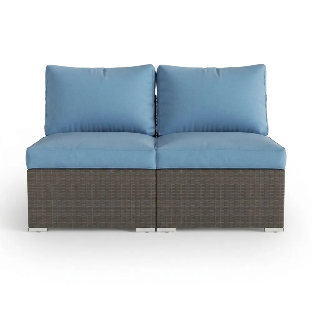 Sofá modular de exterior con cojines de fibra de poliéster azul, dos plazas, estructura de ratán sintético.