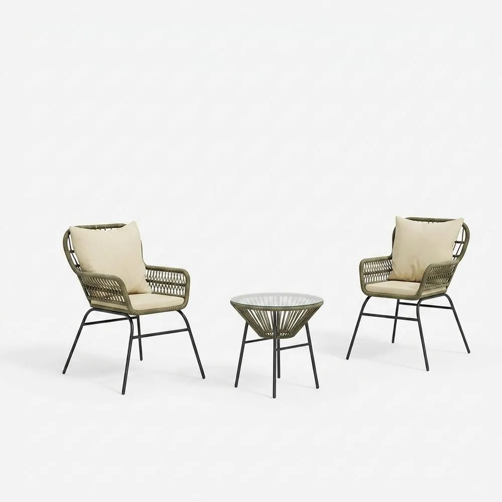 Conjunto de muebles de jardín de ratán sintético verde con cojines beige.