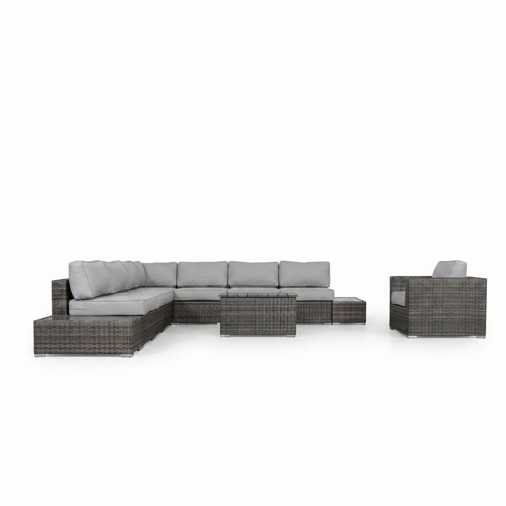 Conjunto de sofás modulares con ratán sintético gris y cojines de poliéster.