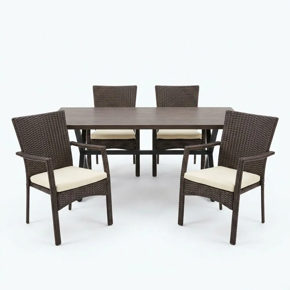Conjunto de sillas de comedor para exteriores: mesa de comedor de aleación de aluminio, sillas de ratán marrón con cojines beige.
