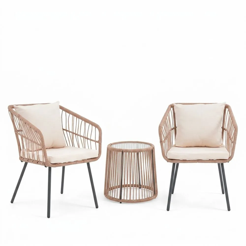 Conjunto de mesa y sillas de exterior fabricado en ratán sintético y acero, con cojines de asiento de color beige.