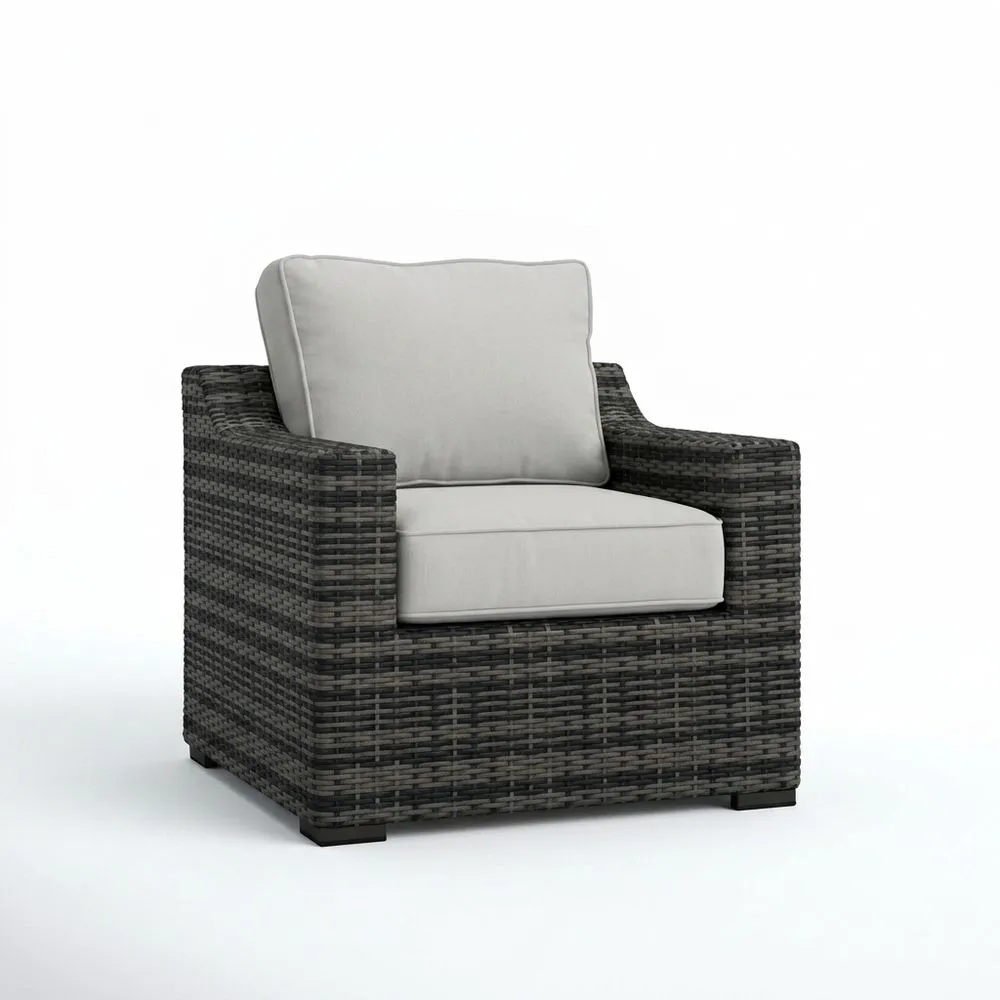 Sillón gris de ratán sintético con cojín de asiento de poliéster beige.