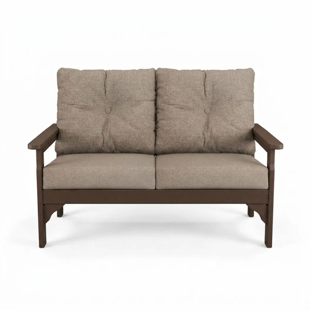 Sofá de dos plazas de aluminio marrón con cojines de fibra de poliéster.