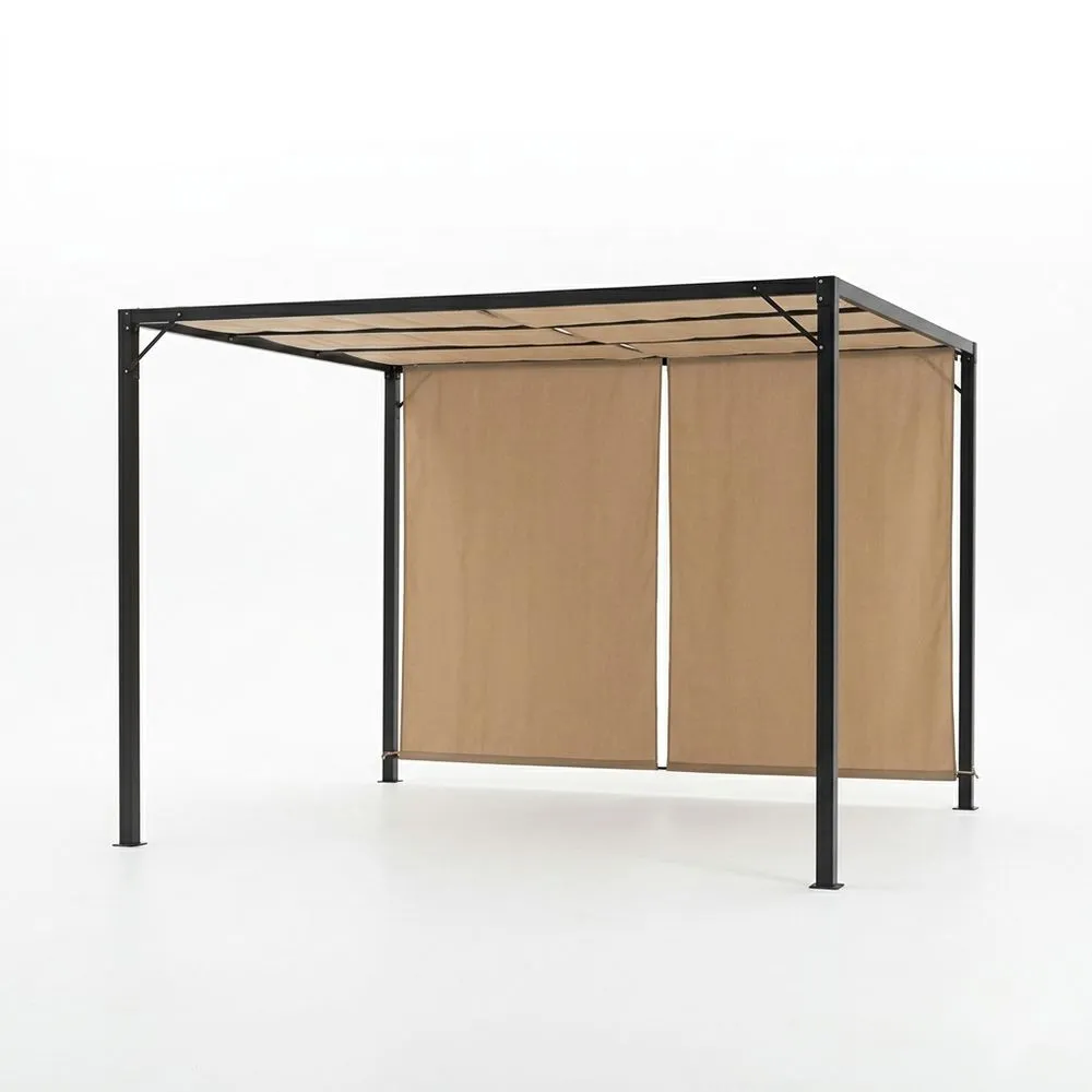 Un cenador gris con paredes laterales revestidas de tela beige.