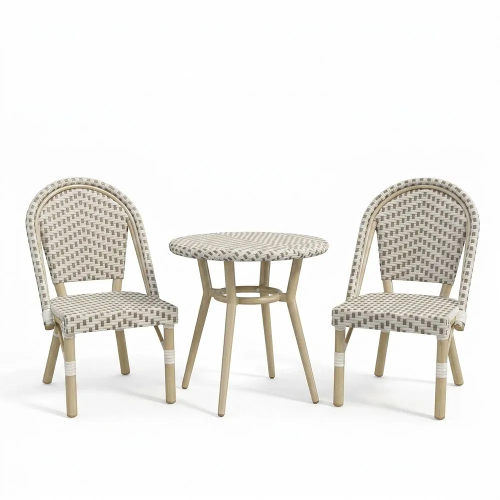 Conjunto de mesa y sillas de ratán sintético beige con estructura de aluminio.