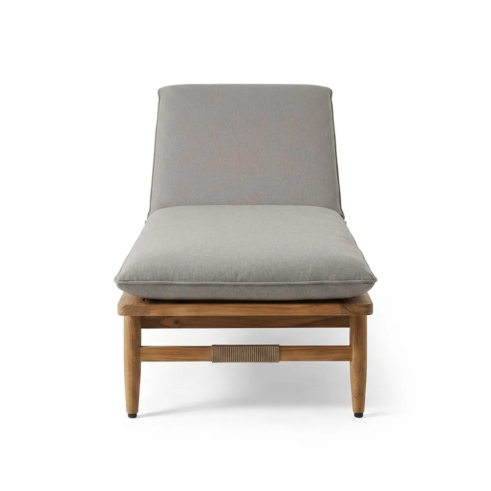 Sillón de teca con cojín de asiento de poliéster gris.