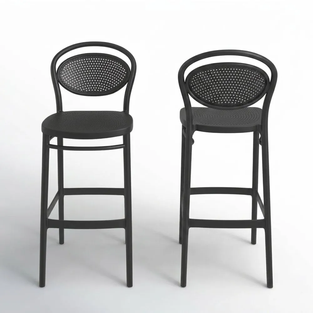 Un juego de dos taburetes de plástico negro con respaldos perforados.
