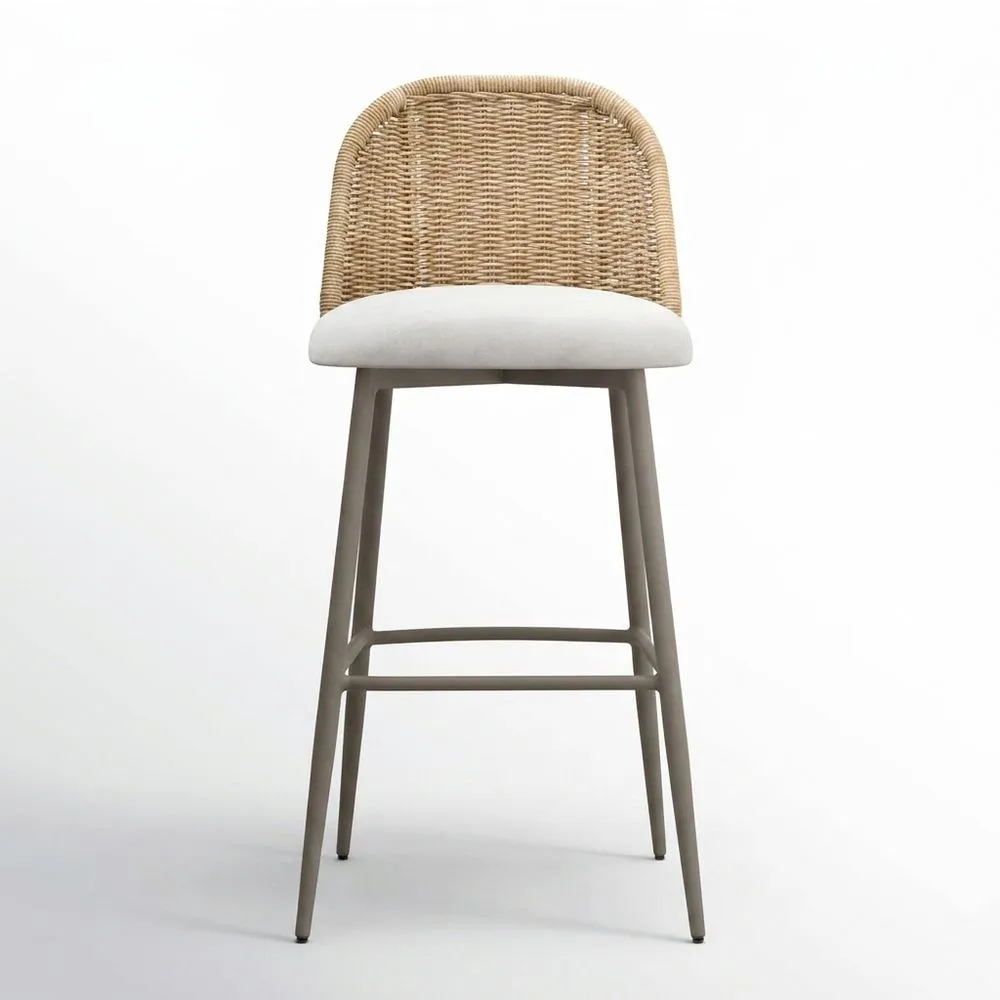 Taburetes de bar de aluminio con recubrimiento en polvo y ratán sintético con asientos tapizados.