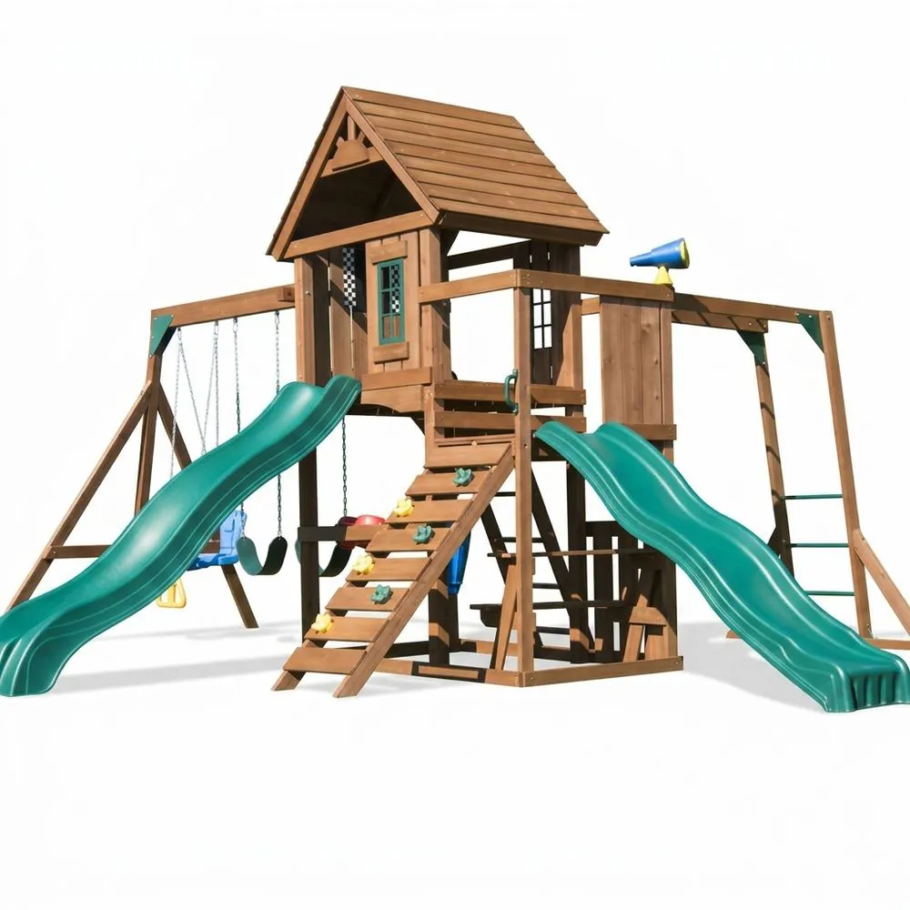 Un parque infantil construido con madera de cedro, equipado con toboganes y columpios.