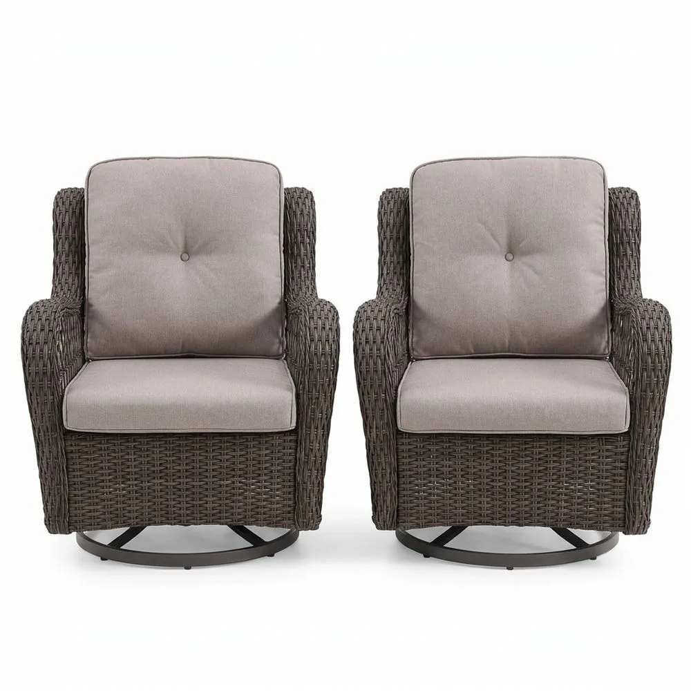 Dos sillas giratorias de ratán con cojines grises.