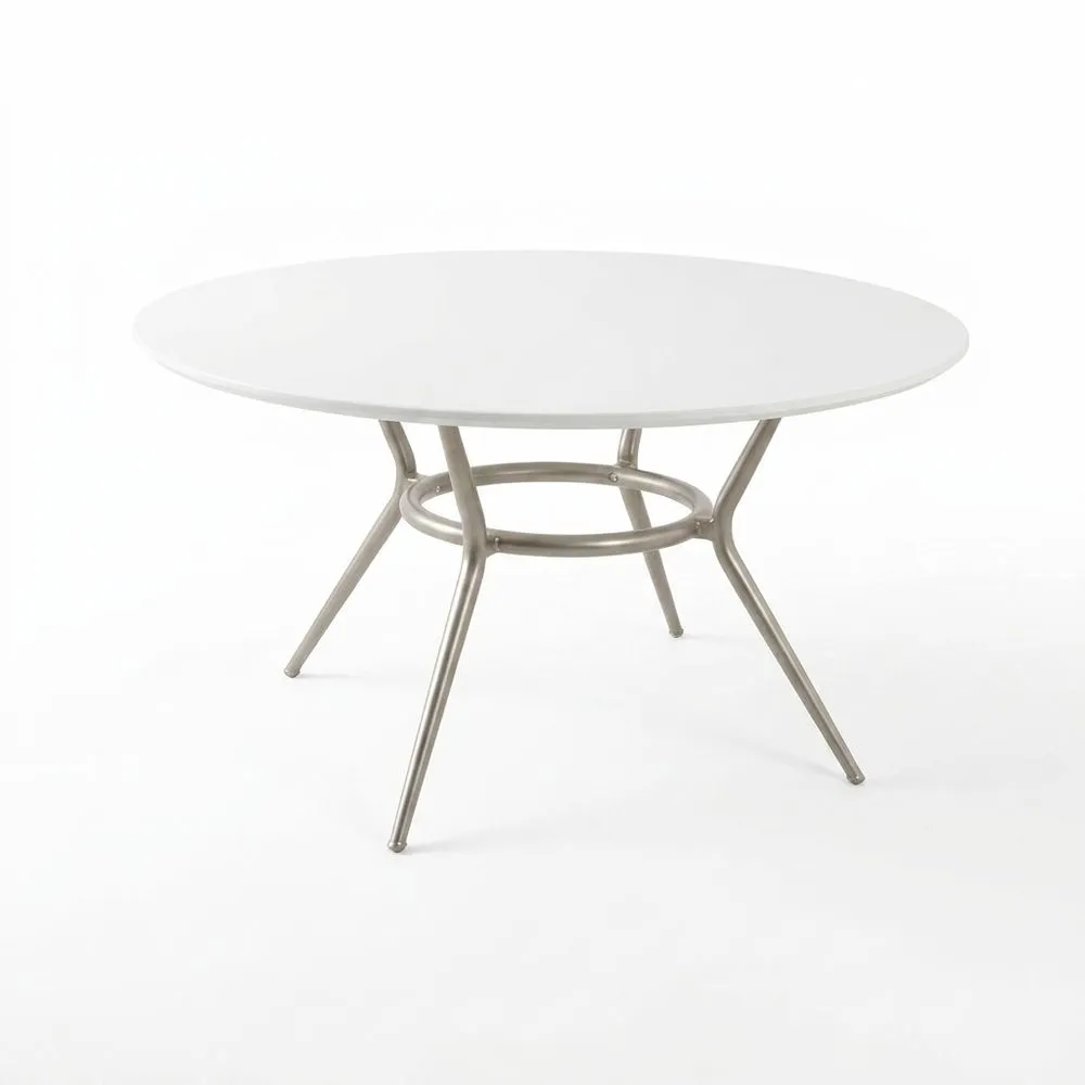 Soporte giratorio de acero inoxidable, combinado con un piano de material compuesto blanco.