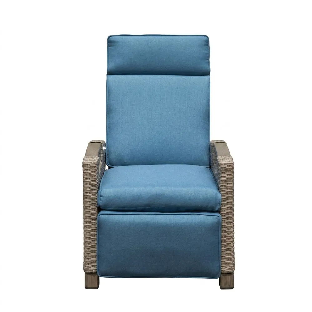 Sillón reclinable de ratán azul con cojín de fibra de poliéster.