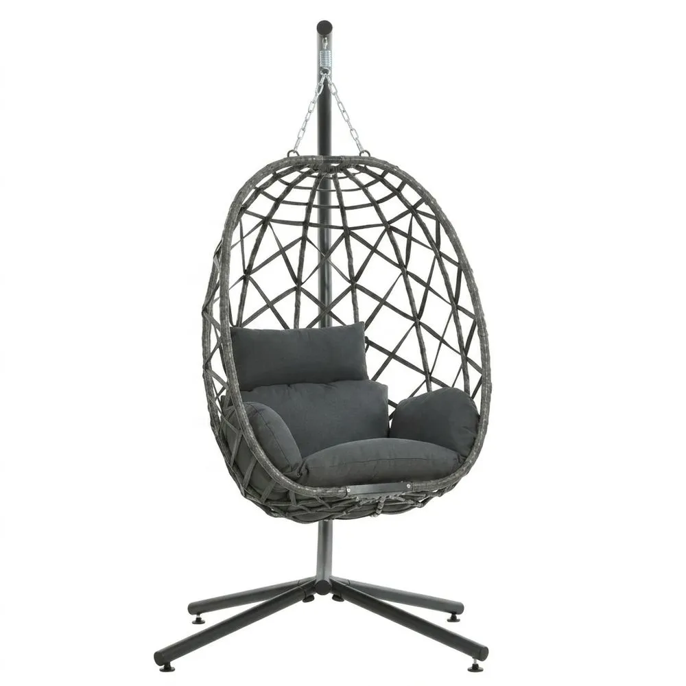Silla colgante de ratán sintético con cojines grises y estructura de acero.