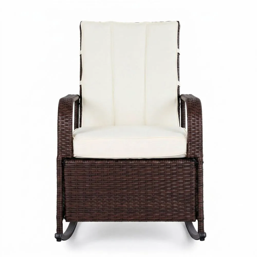 Sillón mecedora reclinable fabricado en ratán sintético y acero.