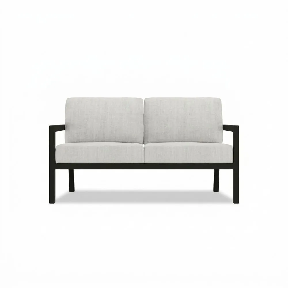 Un sofá de dos plazas de aluminio con cojines de tela gris.