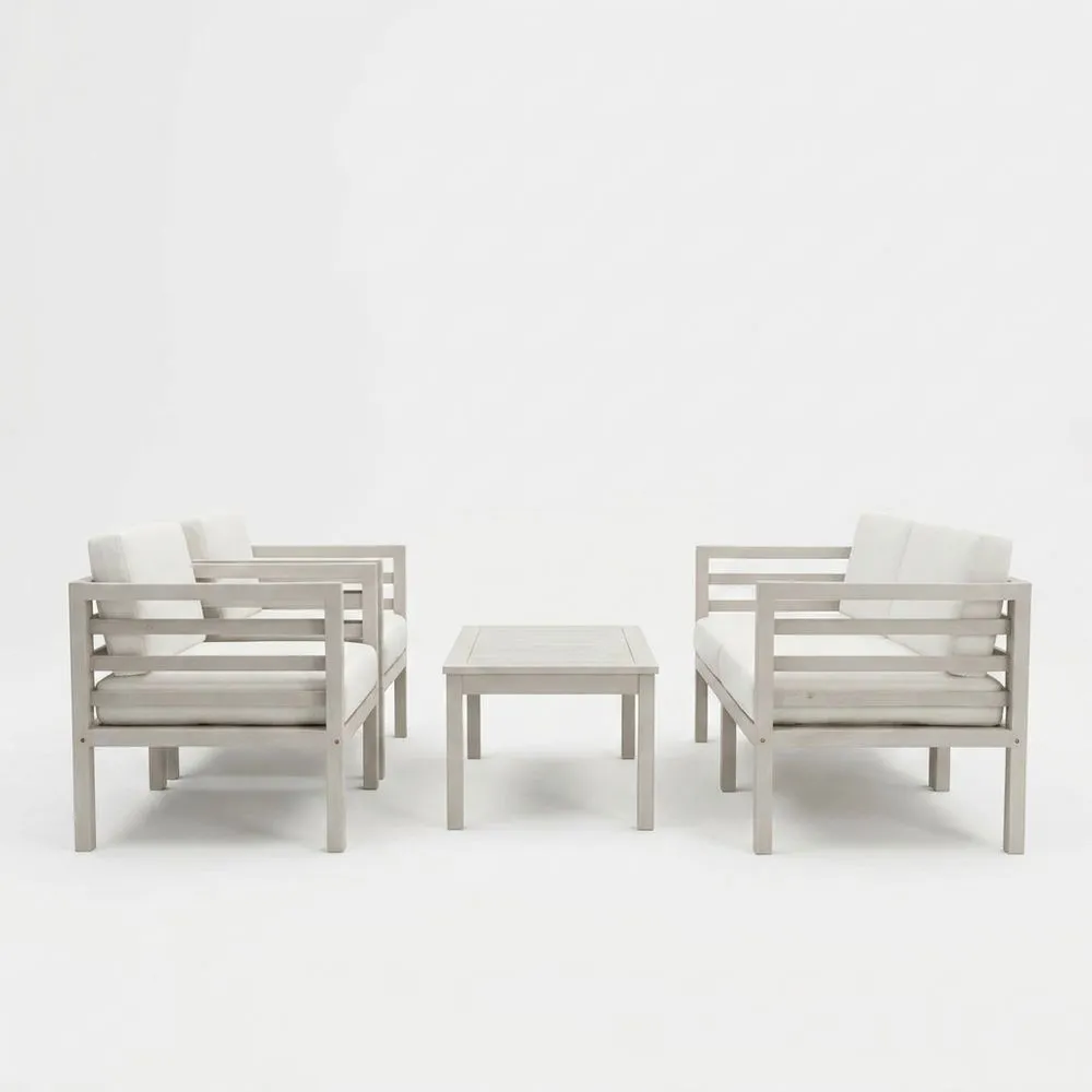 Conjunto de muebles de exterior de pino con cojines blancos.