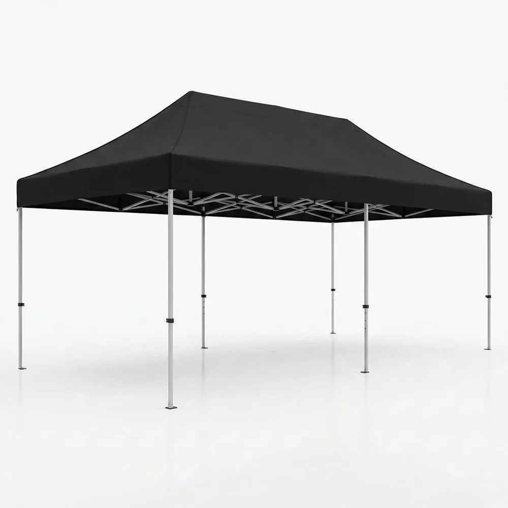 Toldo plegable fabricado en aluminio negro y fibra de poliéster.