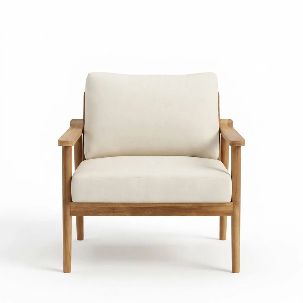 Silla de teca con tapicería beige.