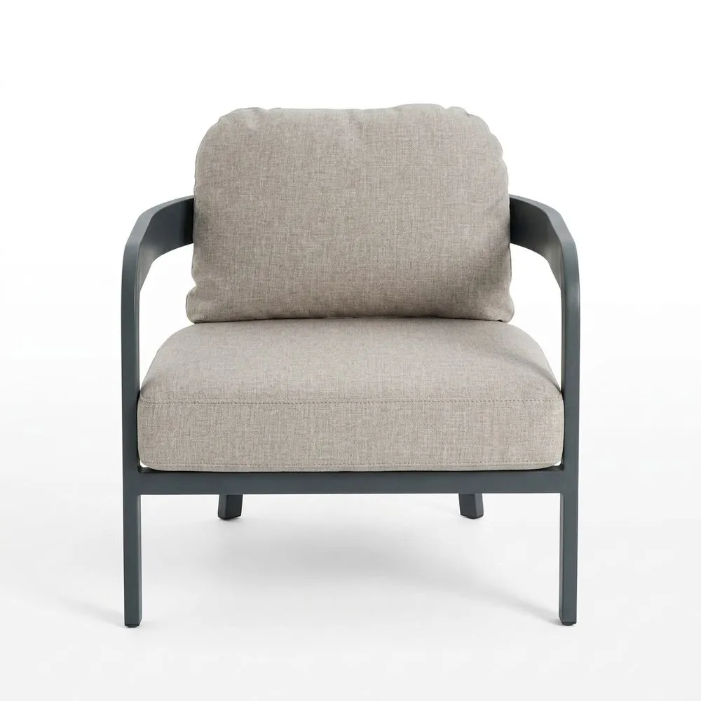 Un sillón de aluminio gris con un cómodo cojín de asiento de poliéster beige.